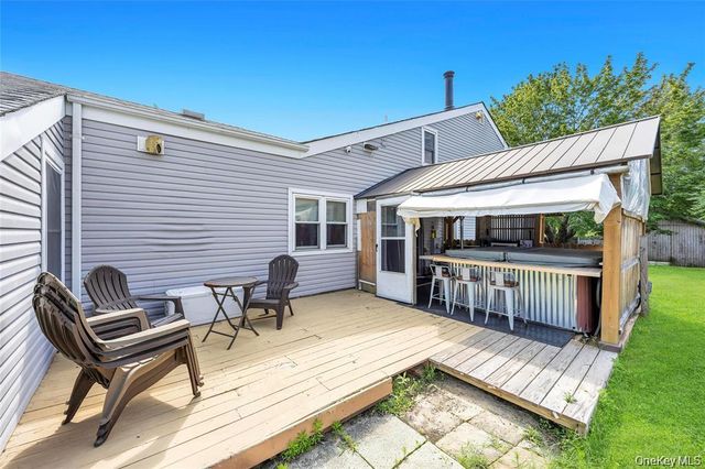 12 Handy Lane, Medford, NY 11763
