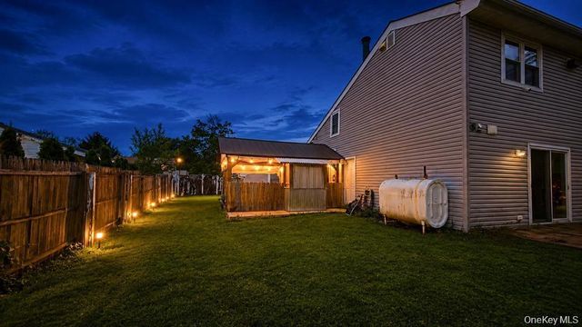 12 Handy Lane, Medford, NY 11763