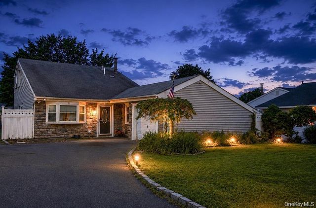 12 Handy Lane, Medford, NY 11763