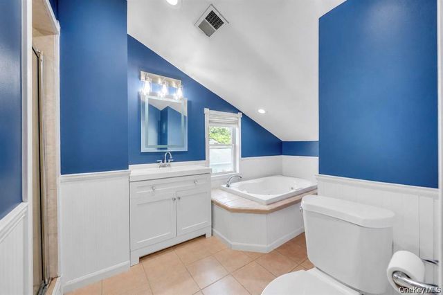 12 Handy Lane, Medford, NY 11763