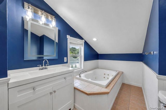 12 Handy Lane, Medford, NY 11763