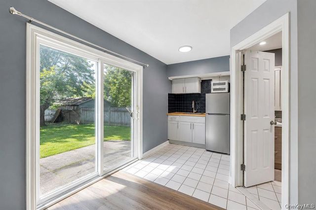 12 Handy Lane, Medford, NY 11763