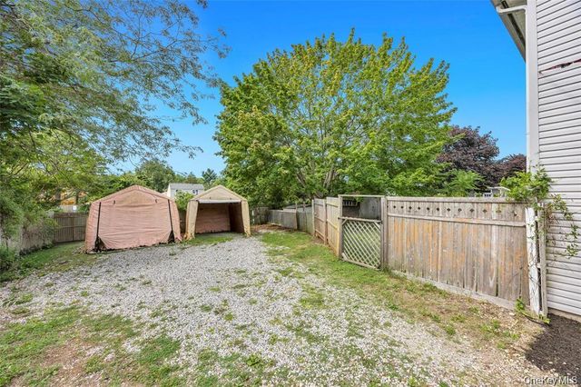 12 Handy Lane, Medford, NY 11763