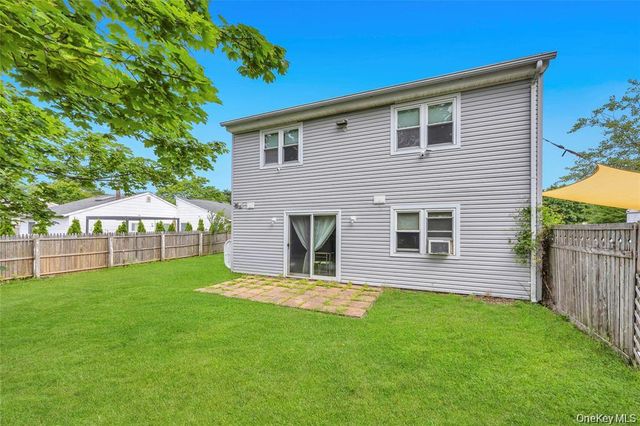 12 Handy Lane, Medford, NY 11763