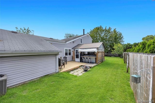 12 Handy Lane, Medford, NY 11763