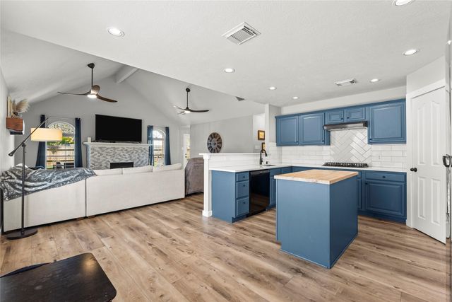 2304 Meadows Boulevard, League City, TX 77573