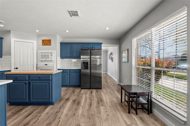 2304 Meadows Boulevard, League City, TX 77573