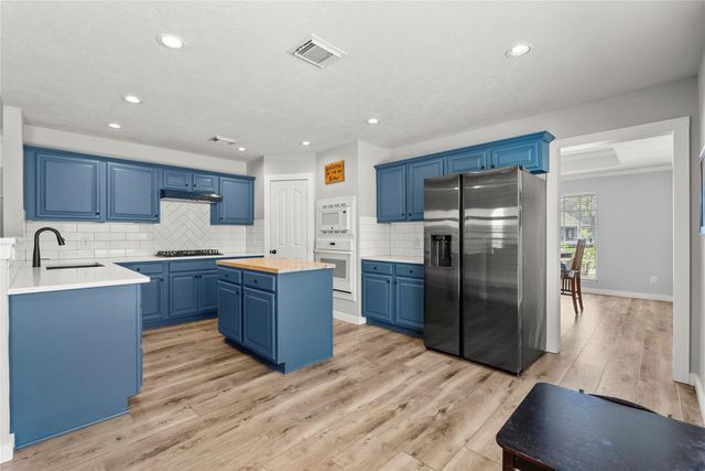 2304 Meadows Boulevard, League City, TX 77573