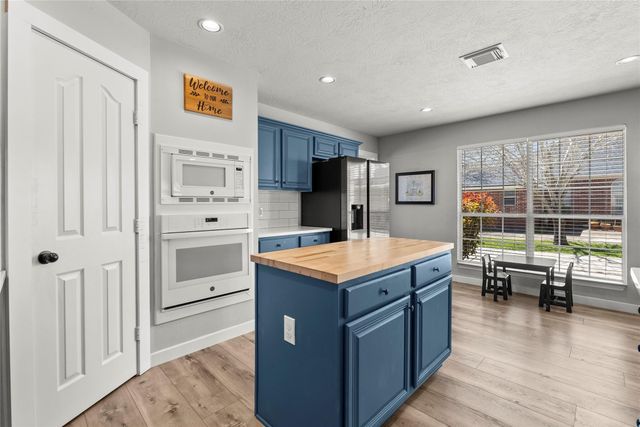 2304 Meadows Boulevard, League City, TX 77573