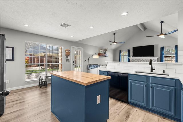 2304 Meadows Boulevard, League City, TX 77573