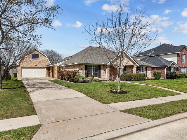 2304 Meadows Boulevard, League City, TX 77573
