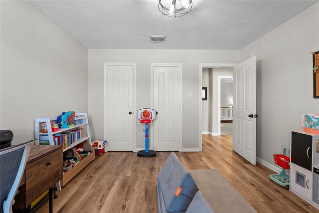 2304 Meadows Boulevard, League City, TX 77573