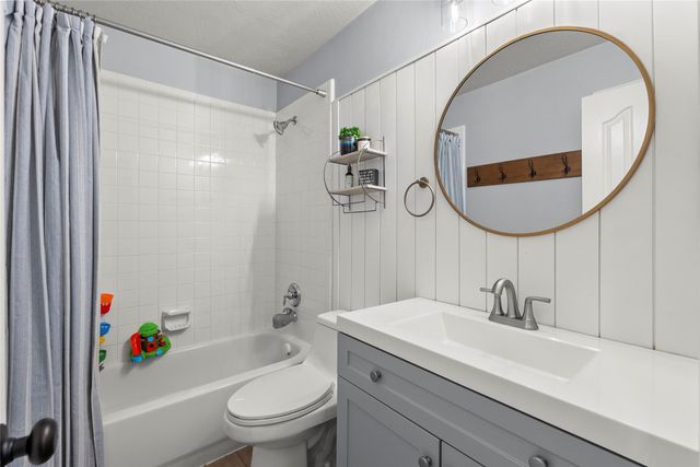 2304 Meadows Boulevard, League City, TX 77573