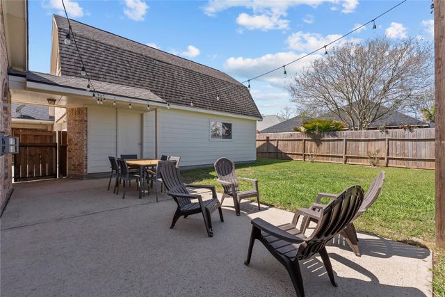 2304 Meadows Boulevard, League City, TX 77573