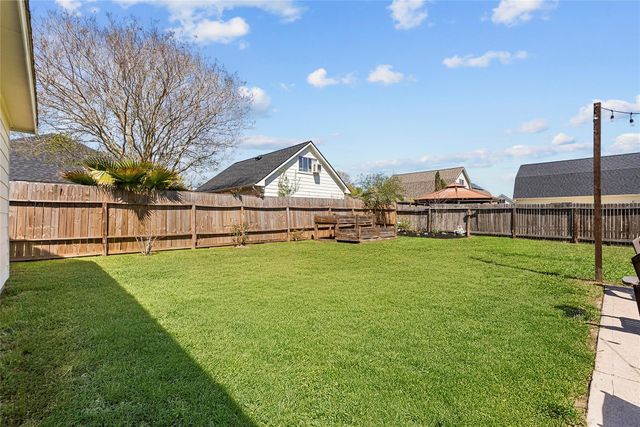 2304 Meadows Boulevard, League City, TX 77573