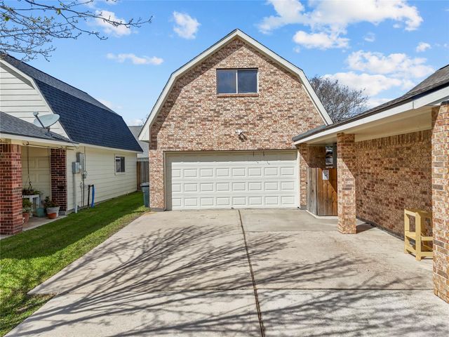 2304 Meadows Boulevard, League City, TX 77573