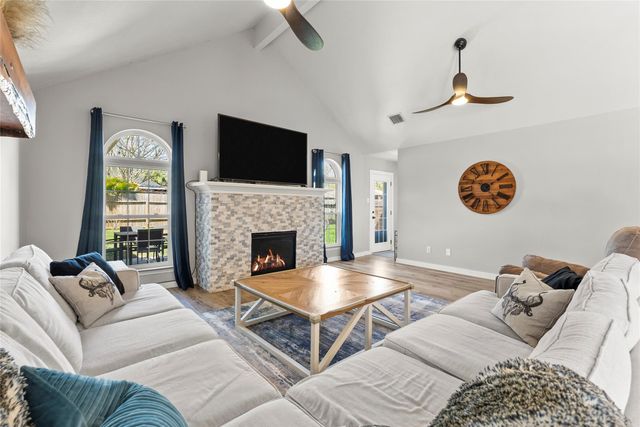 2304 Meadows Boulevard, League City, TX 77573