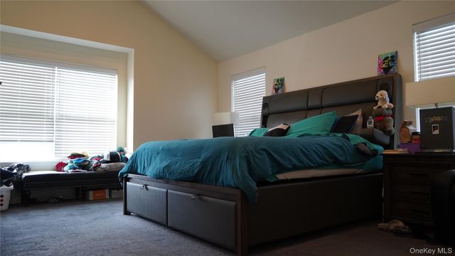 1402 Hawthorn Way, New Windsor, NY 12553