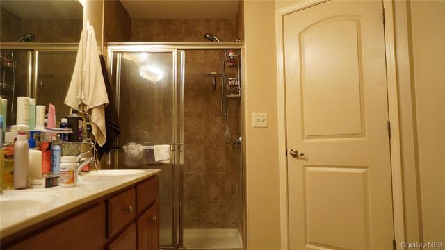 1402 Hawthorn Way, New Windsor, NY 12553