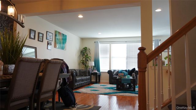 1402 Hawthorn Way, New Windsor, NY 12553