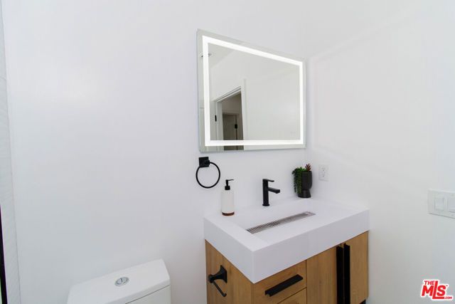 4068 Sutro Avenue, Los Angeles, CA 90008