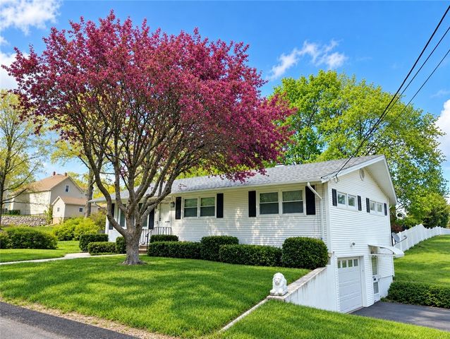 15 Spruce Street, Lincoln, RI 02838