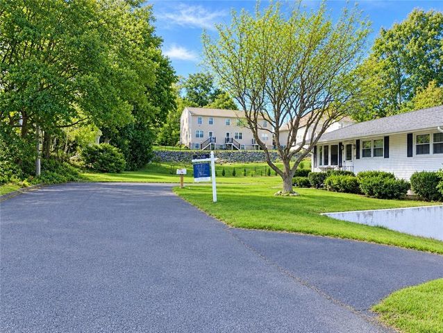 15 Spruce Street, Lincoln, RI 02838