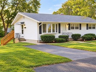 15 Spruce Street, Lincoln, RI 02838