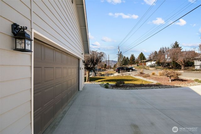 1816 NE 3rd Street, East Wenatchee, WA 98802