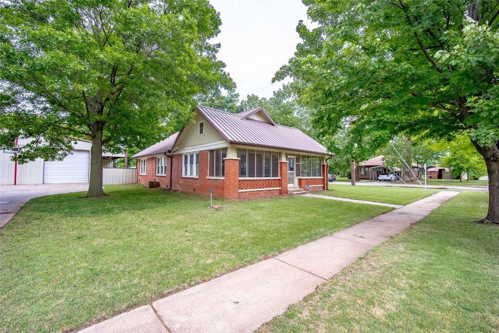229 N Locust Street, Pauls Valley, OK 73075