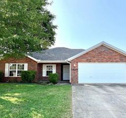 3909 SW Surrey Avenue, Bentonville, AR 72712