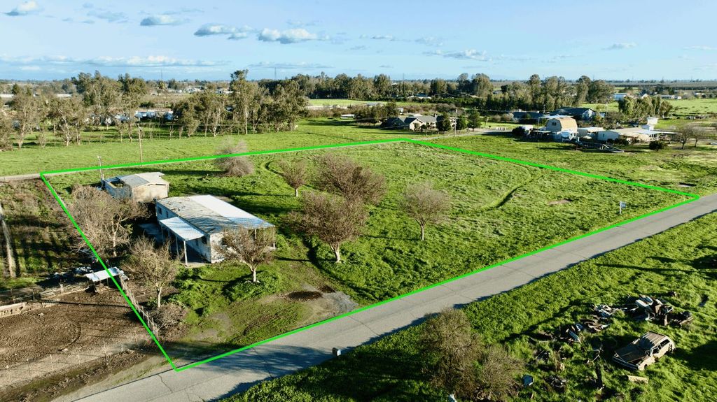 Image 1 of property listing at 1384 N Ensley Lane, Fresno, CA 93723