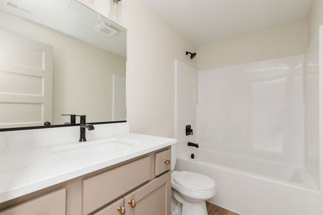 3827 NW Reinhart Drive, Ankeny, IA 50023