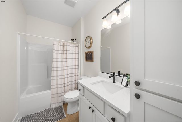 3827 NW Reinhart Drive, Ankeny, IA 50023