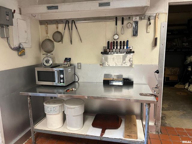 1601 W 3RD Street, Davenport, IA 52802