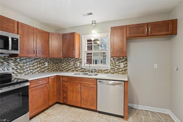 517 Quarterfield RD, Newport News, VA 23602