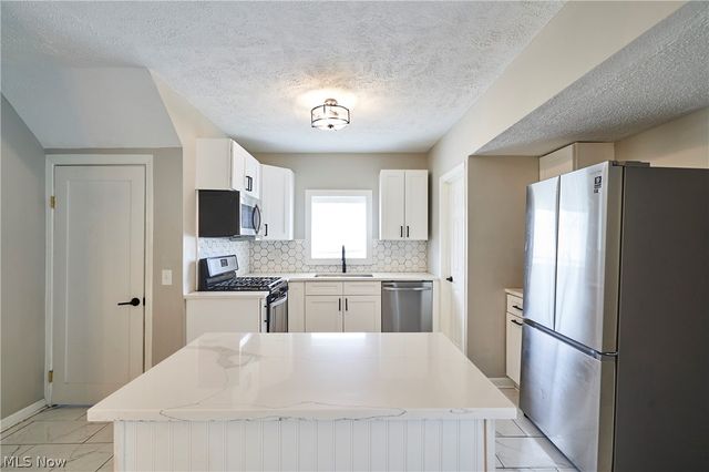 2111 Wascana Avenue, Lakewood, OH 44107