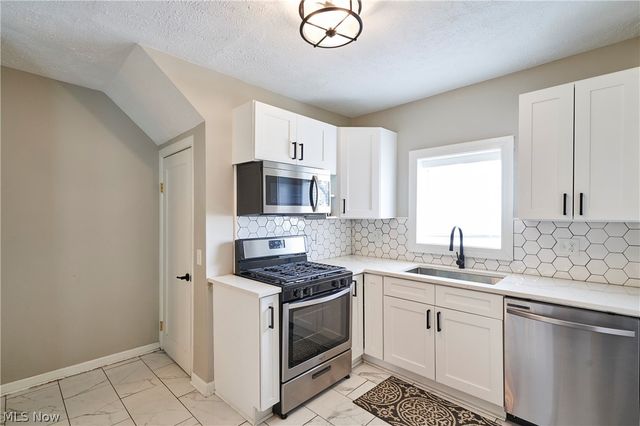 2111 Wascana Avenue, Lakewood, OH 44107