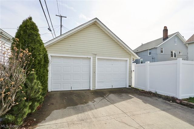 2111 Wascana Avenue, Lakewood, OH 44107