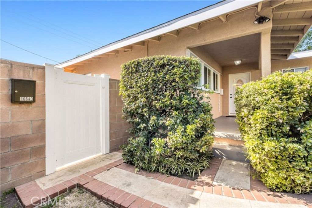 16640 Los Alimos Street, Granada Hills (los Angeles), CA 91344