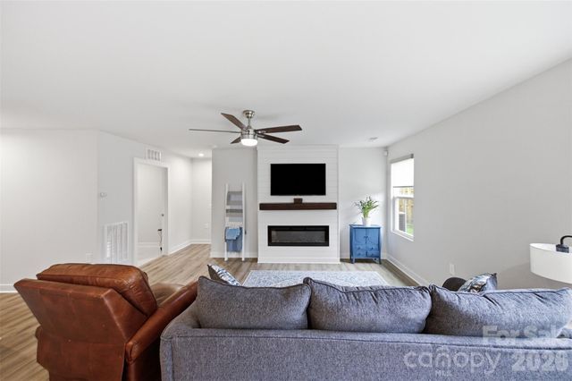 4104 Mackinnon Drive, Charlotte, NC 28214