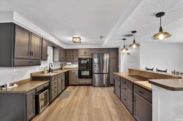 6010 S 020 West, Wolcottville, IN 46795