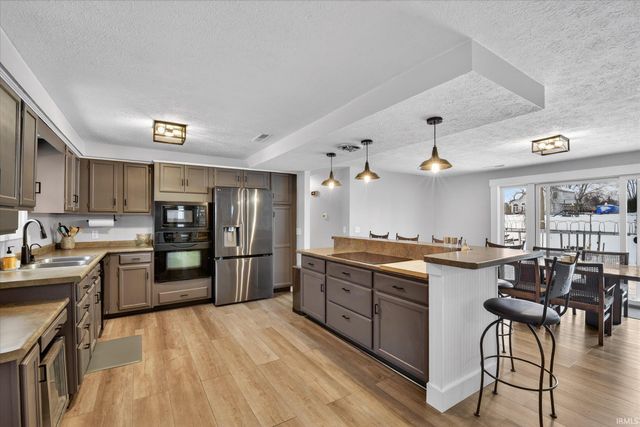 6010 S 020 West, Wolcottville, IN 46795