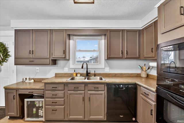 6010 S 020 West, Wolcottville, IN 46795