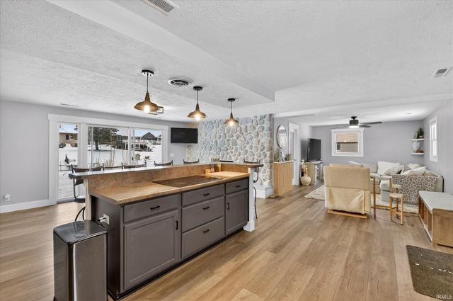 6010 S 020 West, Wolcottville, IN 46795