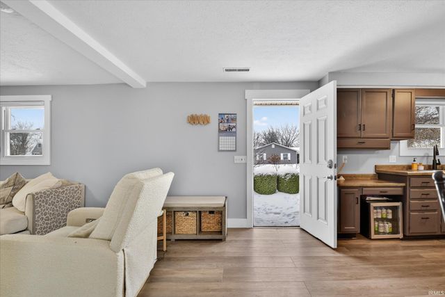 6010 S 020 West, Wolcottville, IN 46795