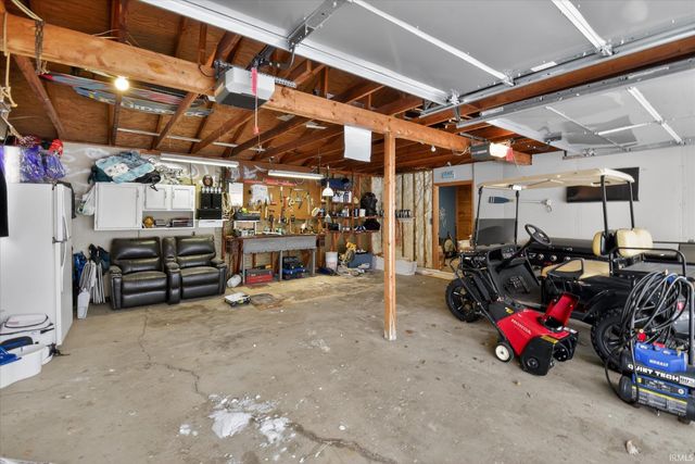 6010 S 020 West, Wolcottville, IN 46795