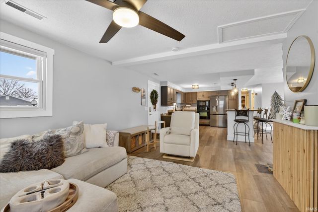 6010 S 020 West, Wolcottville, IN 46795