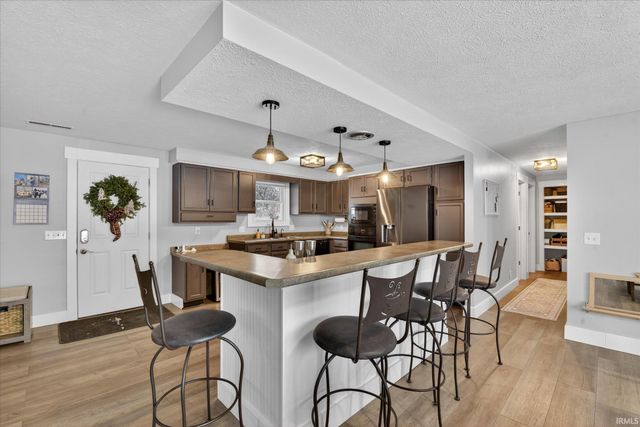 6010 S 020 West, Wolcottville, IN 46795