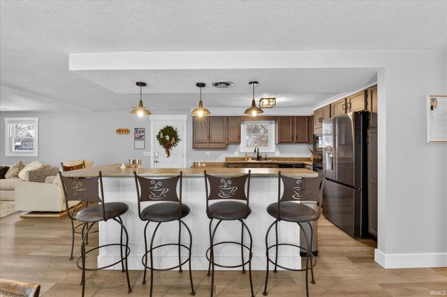 6010 S 020 West, Wolcottville, IN 46795